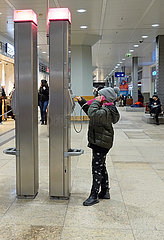 Koeln  Deutschland  Kind telefoniert an einer oeffentlichen Telefonstele der Telekom
