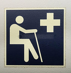 Berlin  Deutschland  Piktogramm - Sitzplatz fuer Senioren