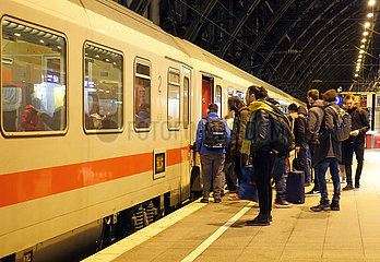 Koeln  Deutschland  Reisende steigen am Hauptbahnhof in einen Zug ein