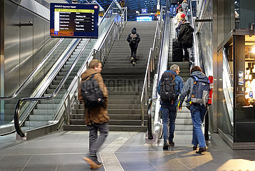 Berlin  Deutschland  Reisende am Aufgang zu einem Bahnsteig am Hauptbahnhof