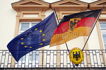 Krakau  Polen  Deutsche Nationalfahne und die Europafahne an einem Balkon des Generalkonsulats der Bundesrepublik Deutschland