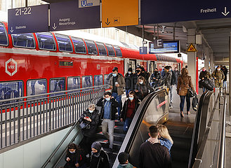 Zug und Menschen am Bahnhof in Zeiten der Coronakrise  Essen  Nordrhein-Westfalen  Deutschland