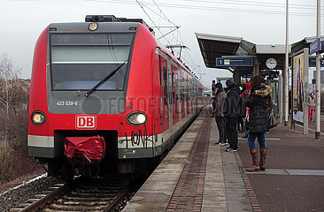 Koeln  Deutschland  S-Bahn der Linie 19 faehrt im Bahnhof Frankfurter Strasse ein