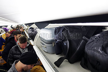 Schoenefeld  Deutschland  Menschen in einer Flugzeugkabine der Ryanair verstauen vor dem Abflug ihr Handgepaeck