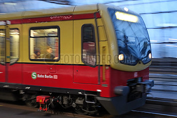Berlin  Deutschland  S-Bahn in Fahrt