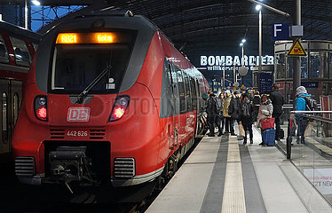 Berlin  Deutschland  Reisende steigen am Hauptbahnhof in eine Regionalbahn der Linie 21 ein