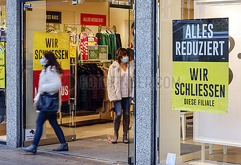 Abverkauf beim Einzelhandel in der Coronakrise  Duisburg  Nordrhein-Westfalen  Deutschland