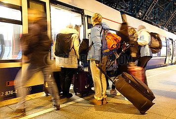 Koeln  Deutschland  Reisende steigen am Hauptbahnhof in einen Zug von National Express ein