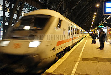 Koeln  Deutschland  IC faehrt im Hauptbahnhof ein