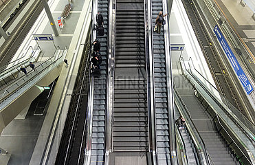 Berlin  Deutschland  Treppen und Rolltreppen im Hauptbahnhof