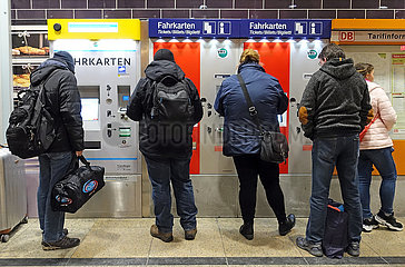 Koeln  Deutschland  Reisende stehen im Hauptbahnhof vor Fahrkartenautomaten