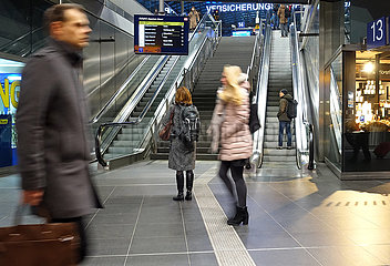 Berlin  Deutschland  Reisende am Aufgang zu einem Bahnsteig am Hauptbahnhof