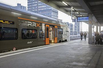 RRX Zug und Menschen am Bahnhof in Zeiten der Coronakrise  Essen  Nordrhein-Westfalen  Deutschland