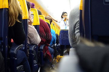 Schoenefeld  Deutschland  Flugbegleiterin der Ryanair bei der Sicherheitseinweisung vor dem Abflug