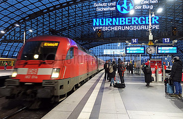 Berlin  Deutschland  Reisende auf einem Bahnsteig im Hauptbahnhof