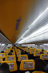 Schoenefeld  Deutschland  Menschen in einer Flugzeugkabine der Ryanair