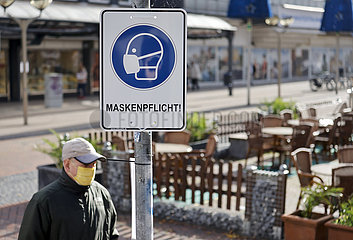 Maskenpflicht in der Duisburger Innenstadt in Zeiten der Coronakrise  Duisburg  Nordrhein-Westfalen  Deutschland