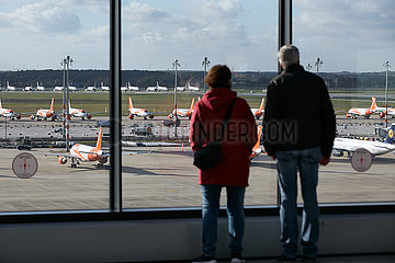Schoenefeld  Brandenburg  Deutschland - Besucher auf der Besucherterrasse des Flughafen Berlin Brandenburg BER.