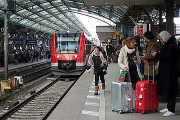 Koeln  Deutschland  Reisende auf einem Bahnsteig im Hauptbahnhof