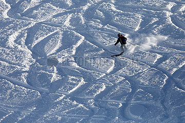 Schruns  Oesterreich  Skifahrer auf einem Berghang abseits der Piste im Tiefschnee