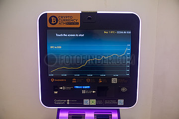 Singapur  Republik Singapur  Kursentwicklung am Bildschirm eines Bitcoin-Automaten fuer Kryptowaehrung