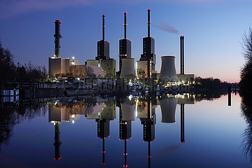 Berlin  Deutschland  Heizkraftwerk Lichterfelde am Teltowkanal bei Daemmerung