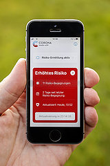 Handy mit geoeffneter Corona Warn-App zeigt erhoehtes Risiko mit 11 Risiko-Begegnungen  Deutschland