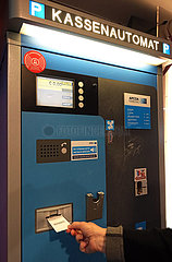 Berlin  Deutschland  Parkschein wird aus einem Kassenautomaten gezogen