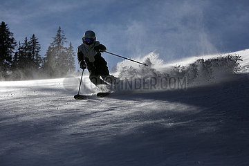 Schruns  Oesterreich  Teenager faehrt Ski im Tiefschnee abseits der Piste