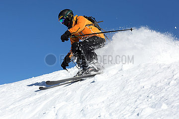 Schruns  Oesterreich  Teenager faehrt Ski