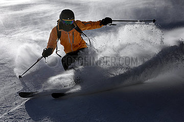 Schruns  Oesterreich  Teenager faehrt Ski im Tiefschnee abseits der Piste