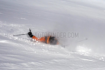 Schruns  Oesterreich  Person stuerzt beim Skifahren
