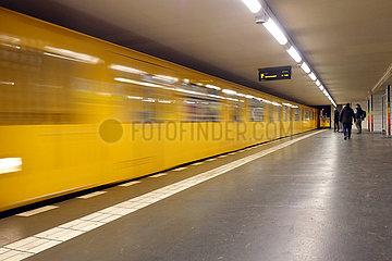 Berlin  Deutschland  U-Bahn der Linie 6 faehrt in den Bahnhof Paradestrasse ein