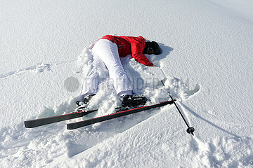 Schruns  Oesterreich  Frau ist beim Skifahren gestuerzt
