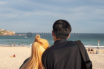 Sydney  Australien  Ein Paar blickt am beruehmten Strand von Bondi Beach aufs Meer