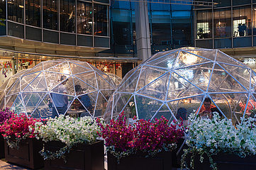 Singapur  Republik Singapur  Erlebnisgastronomie in kuppelfoermigen Zelten am Outdoor Plaza Capitol Singapore Einkaufszentrum