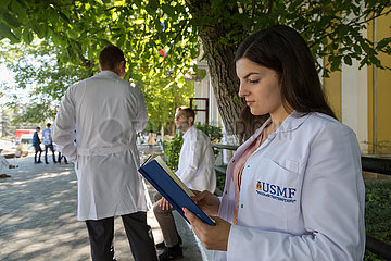 Republik Moldau  Chisinau - Huebsche Medzinstudentin vor der staatlichen Universitaet fuer Medizin und Pharmazie Nicolae Testemitanu (USMF)