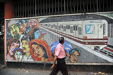 Kolkata (Kalkutta)  Indien  Mann geht an einem Wandmosaik vor einer U-Bahnstation vorbei