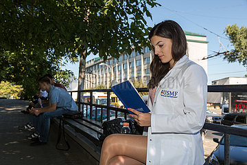 Republik Moldau  Chisinau - Huebsche Medzinstudentin vor der staatlichen Universitaet fuer Medizin und Pharmazie Nicolae Testemitanu (USMF)