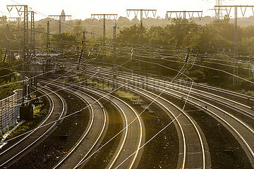 Bahngleise im Gegenlicht der Abendsonne  Essen  Ruhrgebiet  Nordrhein-Westfalen  Deutschland