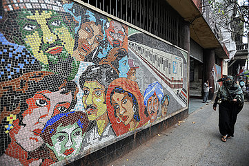 Kolkata (Kalkutta)  Indien  Frau geht an einem Wandmosaik vor einer U-Bahnstation vorbei