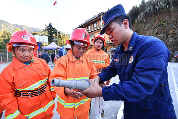 CHINA-GUANGXI-Rongshui-Miao Dorf -Volunteer Feuerwehrmann (CN)