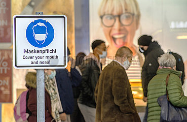 Maskenpflicht in der Muenchener Innenstadt  Schild  November 2020