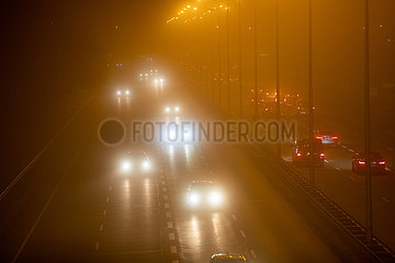 Smog über der Autobahn