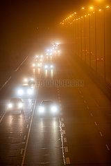 Smog über der Autobahn