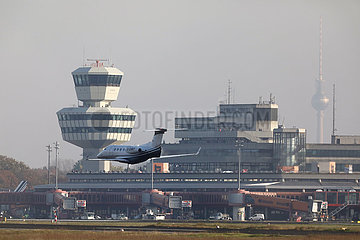 Berlin  Deutschland  ein Kleinflugzeug im Landeanflug am letzten Betriebstag des Flughafen Berlin-Tegel