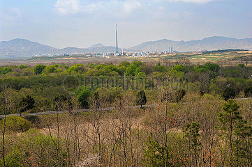 Panmunjom  Korea  Blick auf das nordkoreanische Propagandadorf Kijong-dong mit Fahnenmast innerhalb der EMZ
