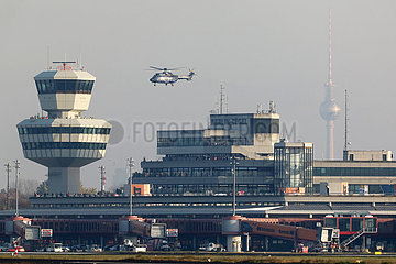 Berlin  Deutschland  Hubschrauber des Typs H215 Super Puma der Bundespolizei ueberfliegt den Flughafen Berlin-Tegel kurz vor dessen Schliessung