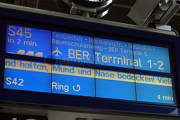 Berlin  Deutschland  Zugzielanzeiger S45 BER Terminal 1-2 im Bahnhof Suedkreuz