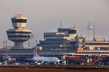 Berlin  Deutschland  letzter Start vom Flughafen Berlin-Tegel: Air France AF1235 in Richtung Paris kurz vor dem Start auf dem Vorfeld vor dem Terminal